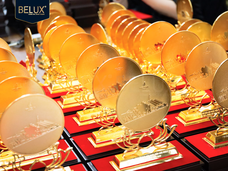 Lô Biểu trưng đế sen PETROVIETNAM cao 32cm bằng đồng mạ vàng 24k thiết kế theo yêu cầu